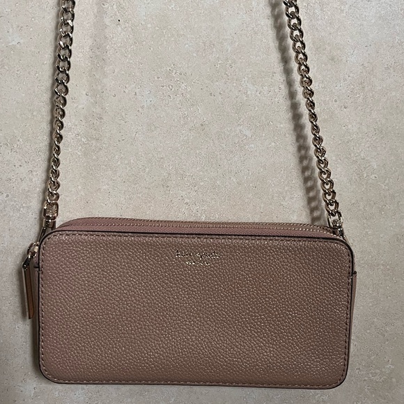 kate spade Handbags - Kate Spade Beige Wallet w/ Retractable Gold Chain Crossbody